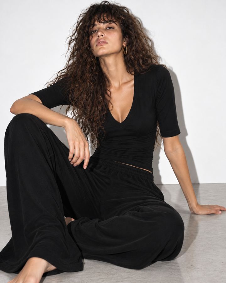 CLOSE V-Neck Black — sesja PATCHOULI