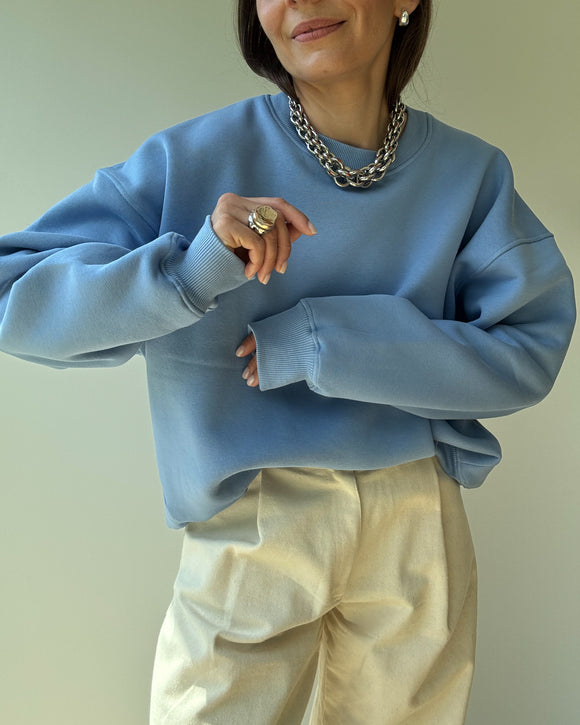 modelka w błękitnej bluzie soho, pastelowy kolor i luźny krój