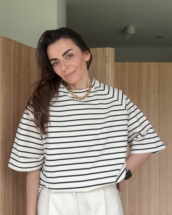modelka w koszulce Chillout, dzianina w paski, styl swobodny