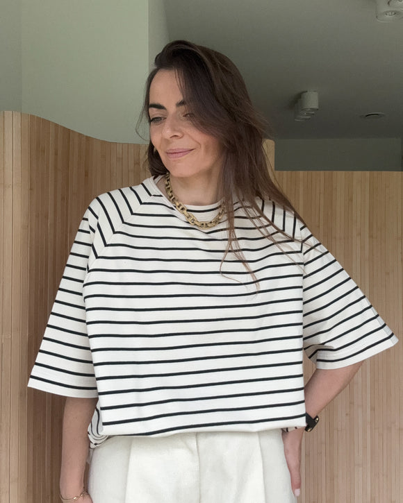 luźny t-shirt w paski cream & black, dekolt mini neck
