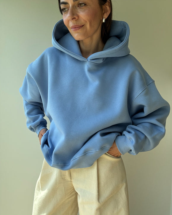 Modelka w błękitnej bluzie Soho z kapturem, fason oversize
