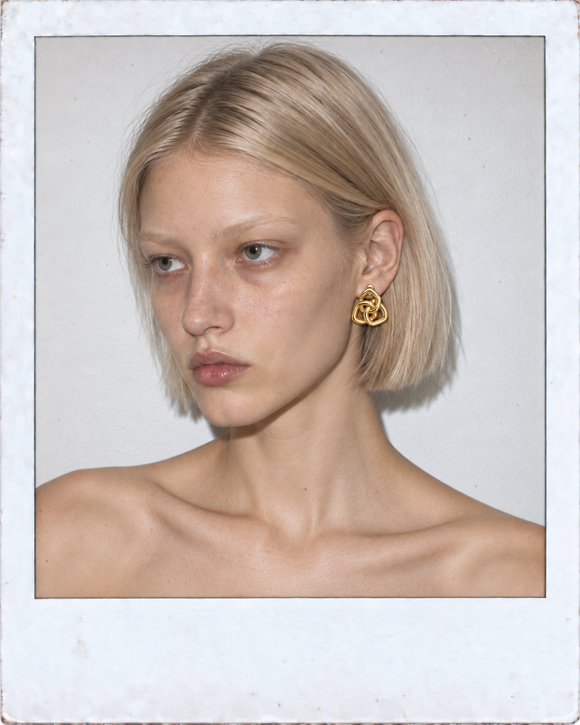 Kolczyki Triple Gold na modelce
