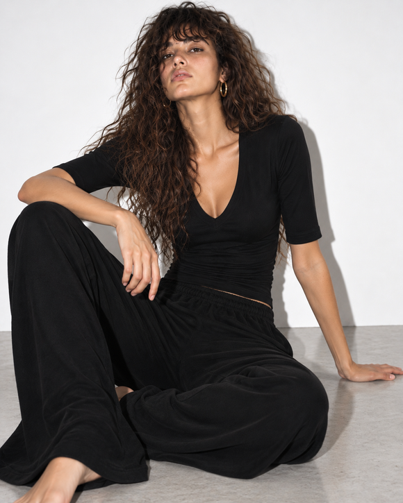T-shirt CLOSE V-Neck Black – modelka, dłuższy rękaw