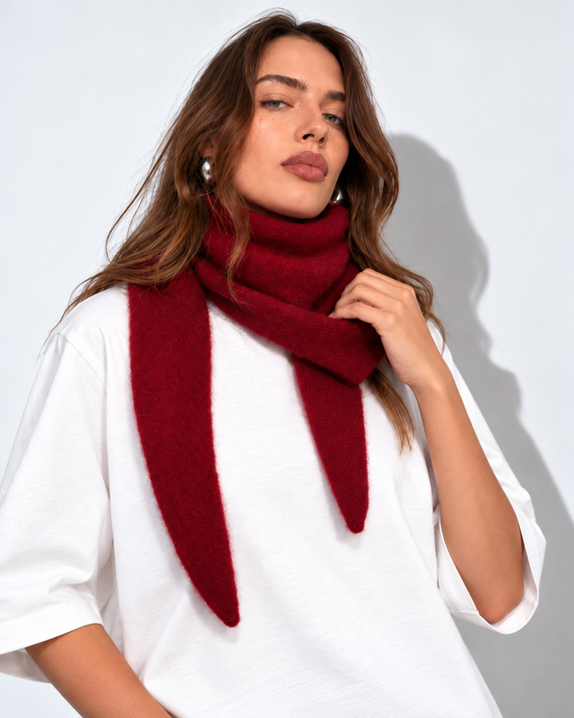Bordowa moherowa chusta PATCHOULI na modelce – ujęcie lookbookowe