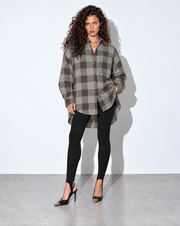 Koszula Calm Brown & Olive na modelce — duża kieszeń z prostym układem kraty
