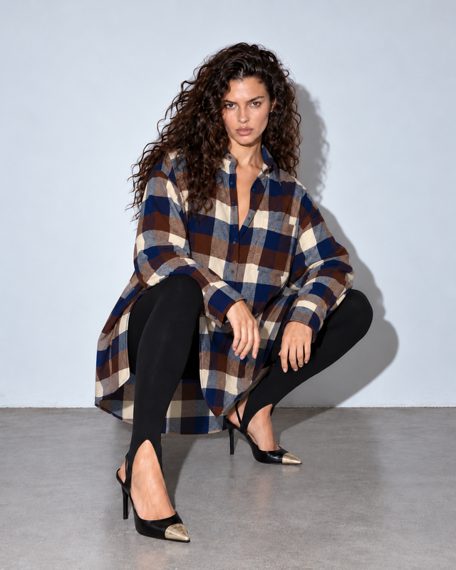 Koszula Calm oversize navy brown krata PATCHOULI – modelka z lokami, dłuższy fason, flesz.