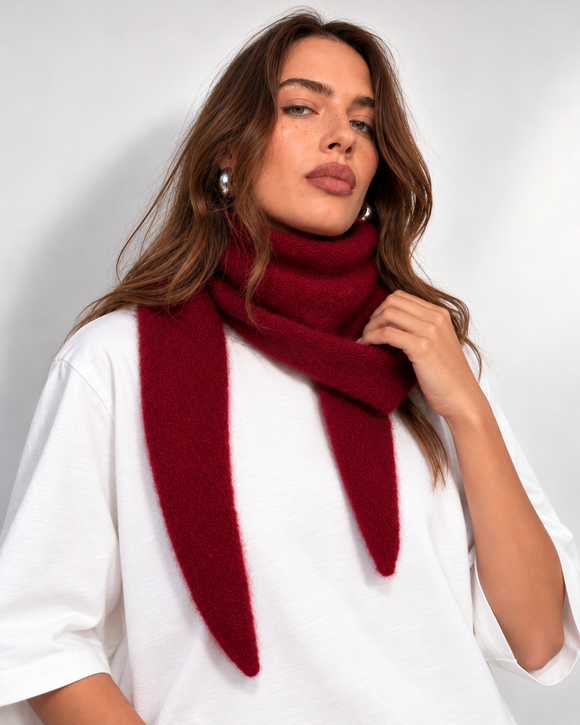 Bordowa moherowa chusta PATCHOULI na modelce – ujęcie lookbookowe