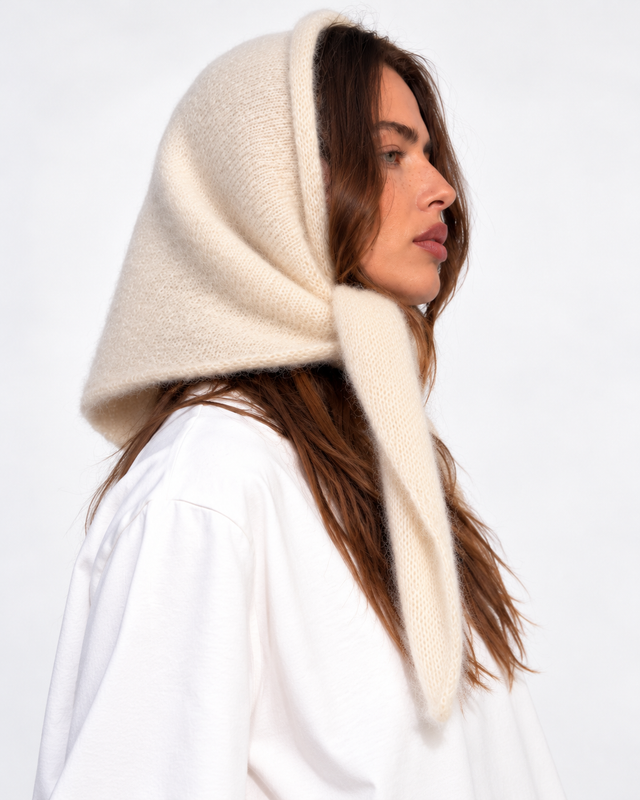 Wełniana chusta Aspen ecru PATCHOULI na modelce – bandana