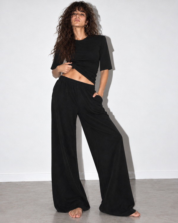 Spodnie Nonchalant Black – pełna sylwetka, T-shirt Close z rękawami do łokcia