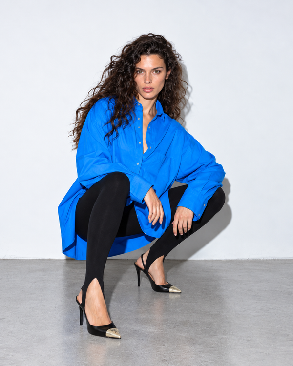Legginsy CONFIDENT Black PATCHOULI – nowa modelka w niskiej pozie, widoczny dopasowany fason i strzemiona pod stopą.