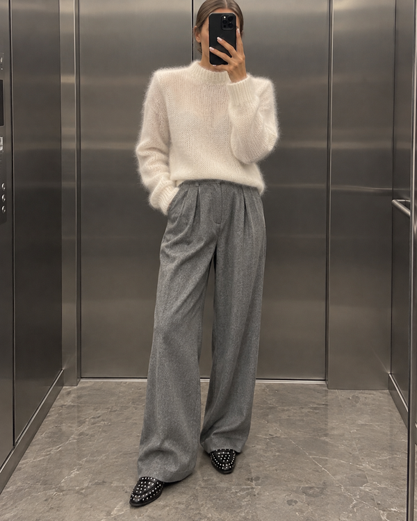 Sweter Crew Neck Super Kid Mohair Ecru z poduszkami – pełna sylwetka