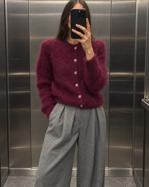 Kardigan Kid Mohair Burgundy z poduszkami – zbliżenie na modelce