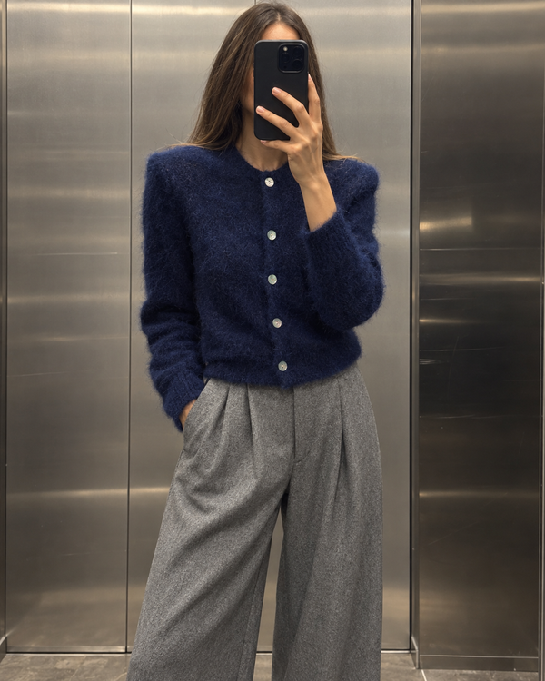 Kardigan Kid Mohair Navy z poduszkami – zbliżenie na modelce