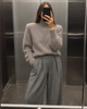Półgolf Super Kid Mohair Taupe Grey z poduszkami – zbliżenie