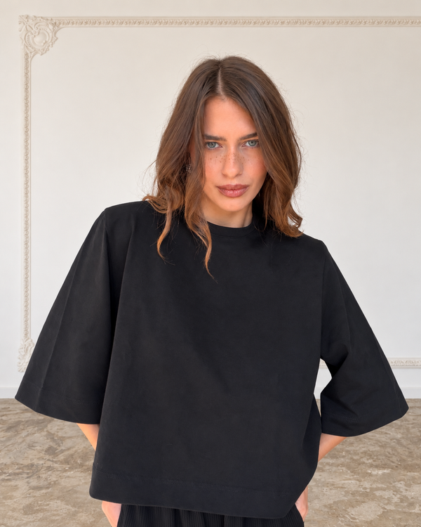 T-shirt WOW SHORT Black – detal dekoltu i rękawów na modelce