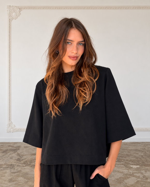 T-shirt WOW SHORT Black na modelce – przód, szerokie rękawy