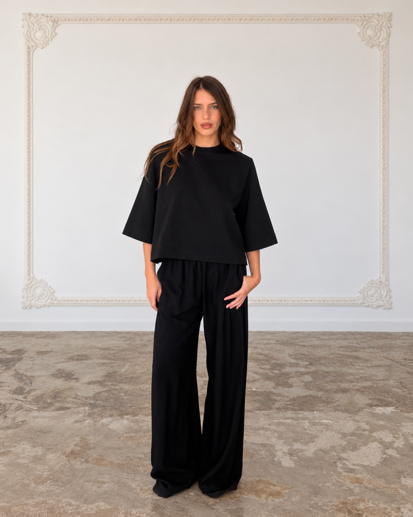 T-shirt WOW SHORT Black na modelce – cała sylwetka
