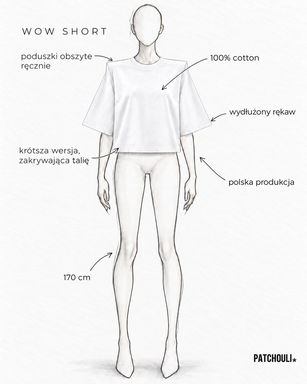 T-shirt WOW SHORT White na manekinie 170 cm – 100% cotton, odpinane poduszki w ramionach, wydłużone rękawy, krótsza wersja zakrywająca talię, polska produkcja